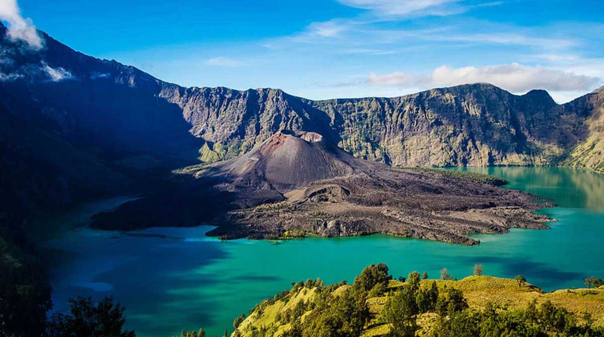 Petualangan Alam yang Menggetarkan: Mendaki Gunung-Gunung Terkenal di Indonesia